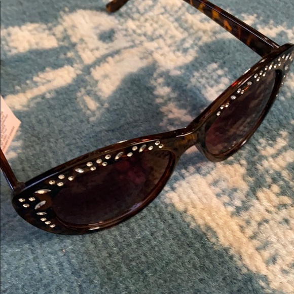 Betsey Johnson tortoiseshell retro cat eye sunnies - Picture 5 of 7